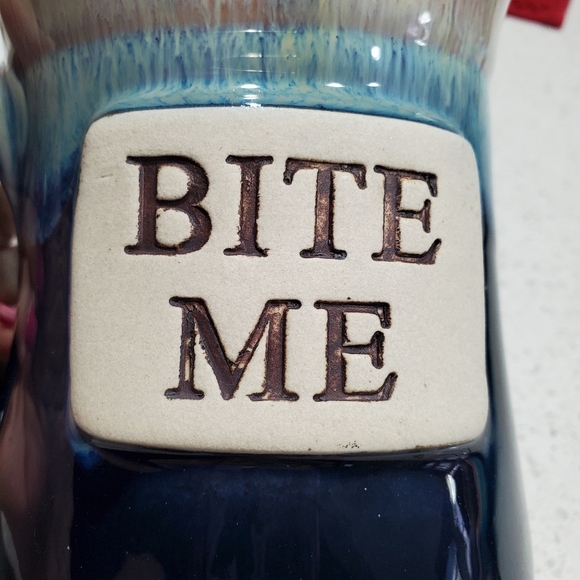 Tumbleweed Pottery North Carolina Large Blue & Tan 1980's "BITE ME" Coffee Mug - Picture 8 of 11